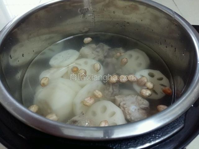 食材都倒进去电压力锅里面，加550毫升清水。