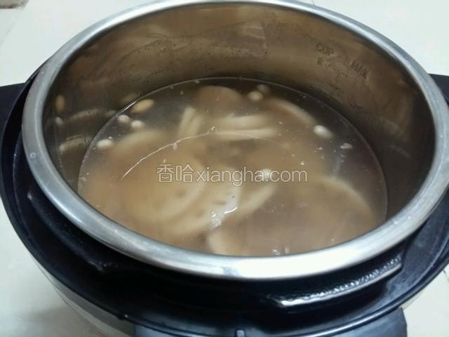 待电压力锅自动泄气，开锅盖。依个人口味，放适量盐。搅拌均匀。