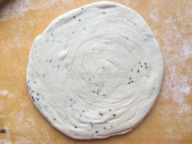 把面皮卷起，擀成圆饼。
