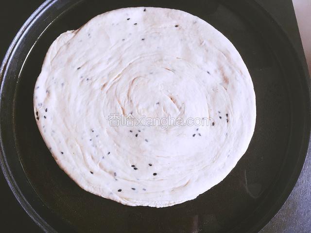 电饼铛加热，放入少许植物油，油热后放入饼。