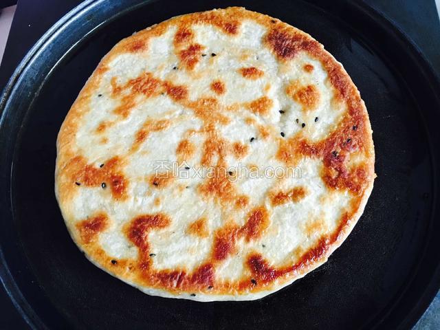 正反面各烙七分熟。