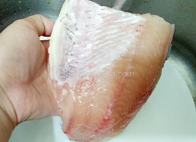 把鱼肉洗干净，注意洗干净里面的黑膜