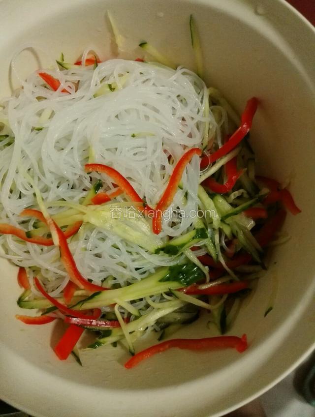 拿一个大一点的盆把三种丝放一起
