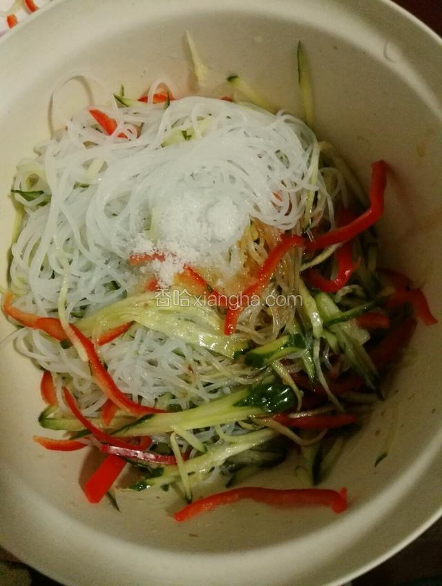 加入盐，醋，生抽，芥末油拌匀即可