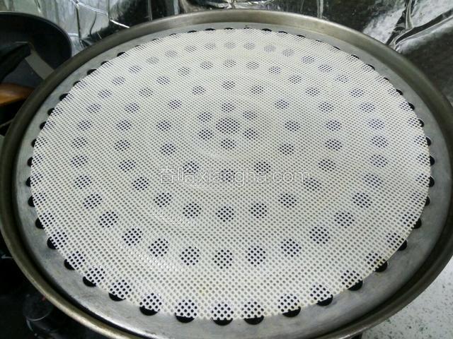 锅内添水烧开，放上屉布