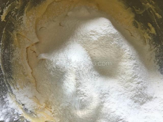 将低粉筛入打发好的黄油中。
