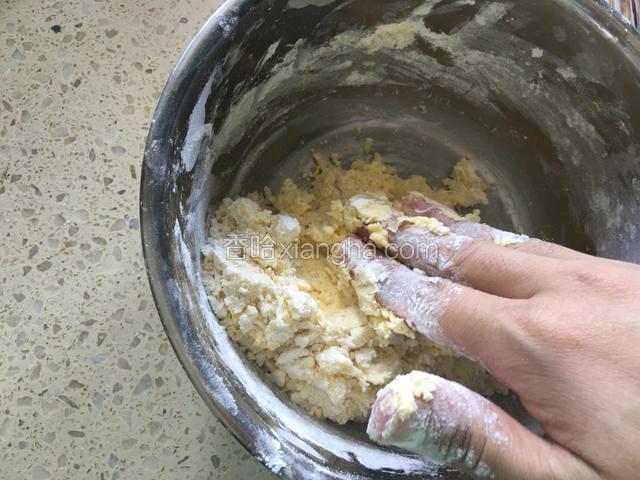 用手把黄油和低粉混合均匀。