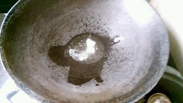 热锅加油烧至五成热，加入生姜片炸变色。