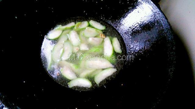 加水煮沸腾一分钟，加入胡椒粉和鸡精粉关小火。