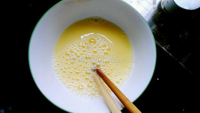 鸡蛋加料酒用筷子打散起泡