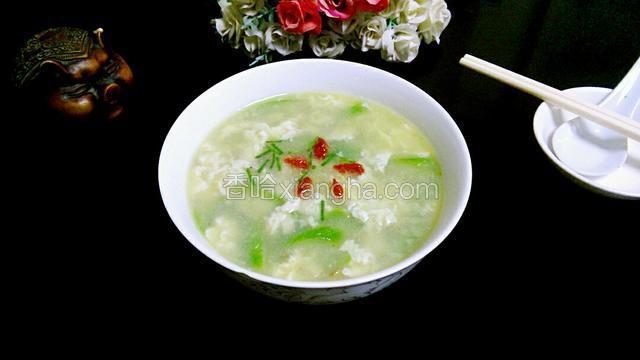 起锅装碗，撒上葱末，摆上枸杞上桌即食。