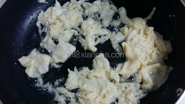 放入鸡蛋滑炒散开