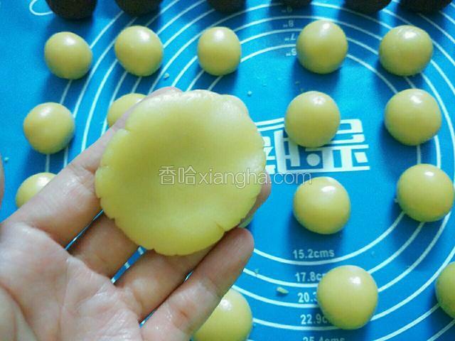 取一块饼皮压扁。
