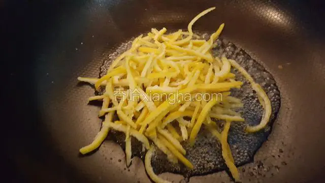 放入桔子皮慢慢熬制，直到白糖挂住橘子皮就好了！出锅在桔皮上面撒上少许白糖就好！放入冰箱慢慢吃！