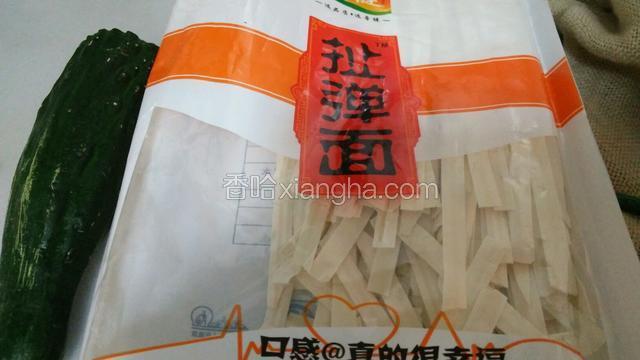 准备面条，黄瓜洗净