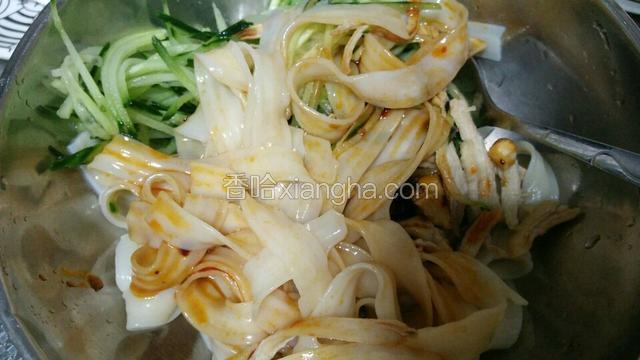 加上事先准备好的汤汁，汤汁制作方法:老干妈，海鲜酱油，醋，蚝油，糖，盐，蒜末拌匀
