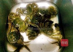 香辣河蟹的做法图解1