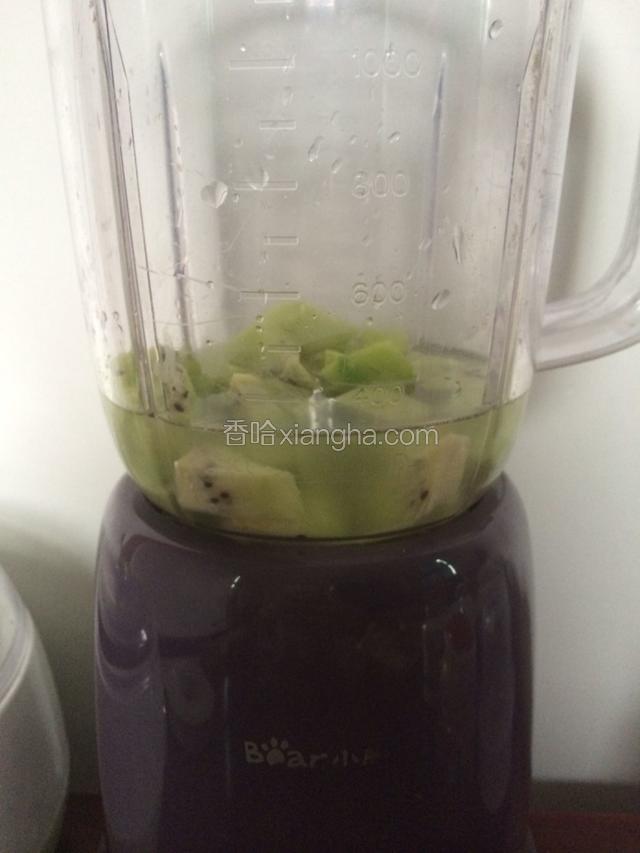 放入料理机中，加适量纯净水，启动超细精磨程序