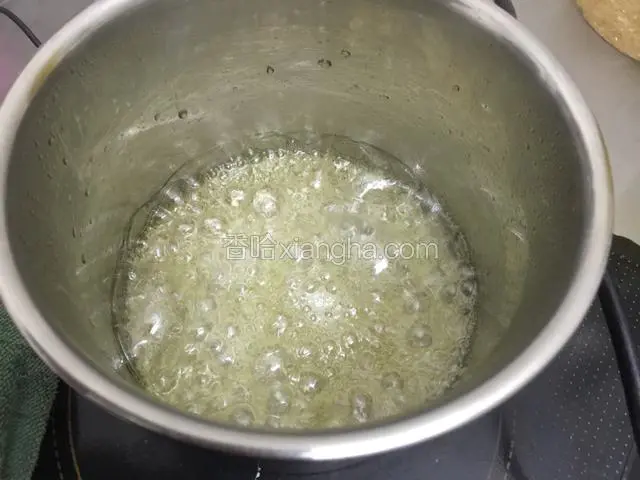 煮至118度.中火.不要烧焦.大泡转小泡即可离火