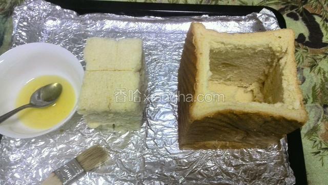 面包底部切开，用刀沿着面包壁掏空里面的面包，留壁一厘米，掏出来的芯子切开三层，再每片十字对切，黄油加蜂蜜成液体可以流动的一种
