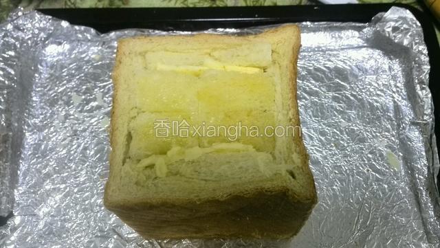 把面包小块重新放入面包里去，整理一下