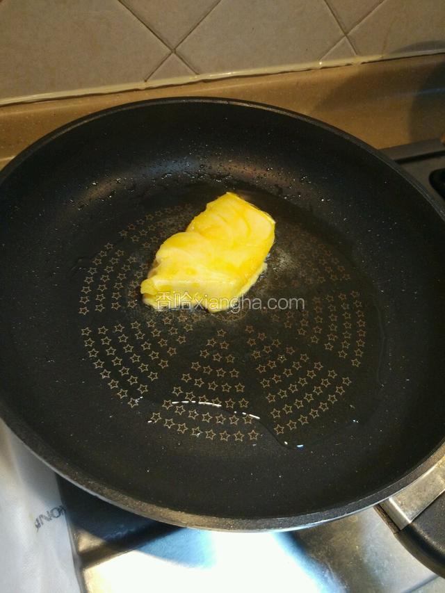 平底锅里放适量的油，把银鳕鱼放入，煎两面金黄！盛起装盘备用！