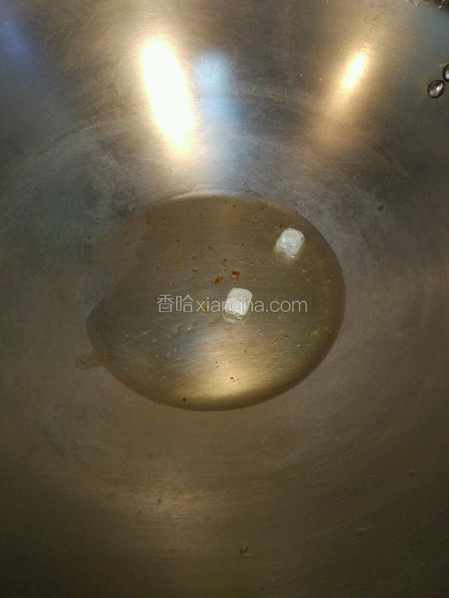 锅里放适量的油，把冰糖放入，炖化，注意别煮煎了！