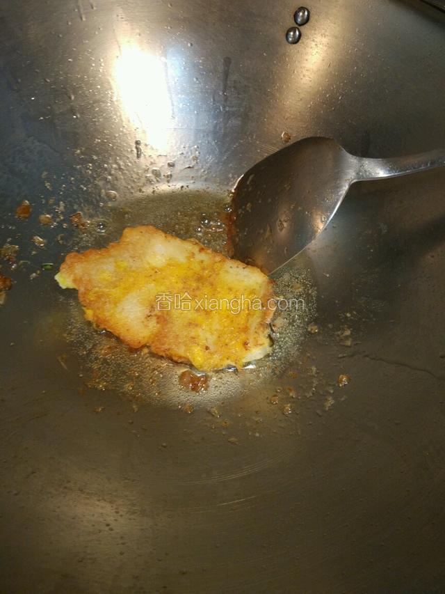 然后把鱼放入，两边都抹点酸甜酱！