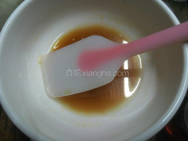 将枧水与花生油，转化糖浆放入锅中