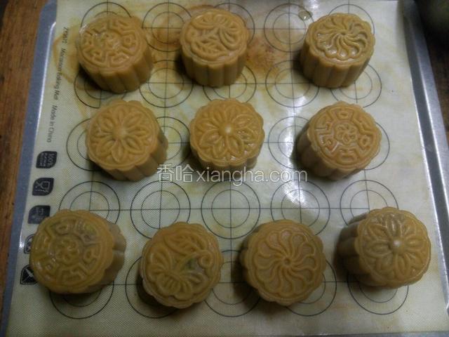 印出花纹，喷上清水入烤箱170度烤8分钟，取出再刷上蛋黄液，再150度烤20分钟左右即可