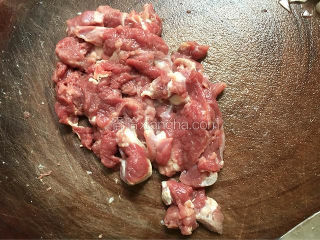 羊肉切片备用