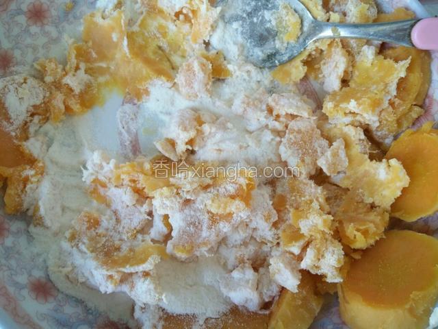 趁热放糯米粉和白糖，用勺子压细压均匀，一边加粉一边压