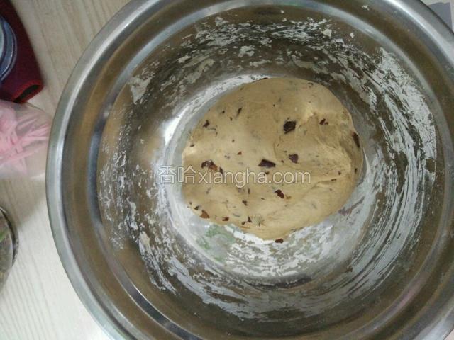 将红糖，酵母，红枣按顺序倒入面粉中和面