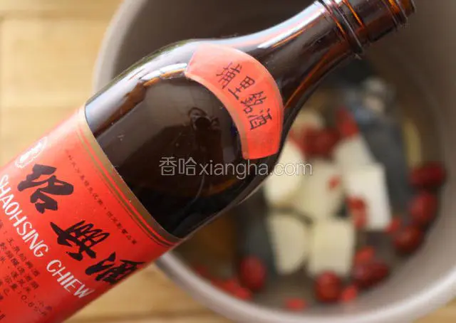加入绍兴酒，选择煮饭程序，大约煲煮半小时