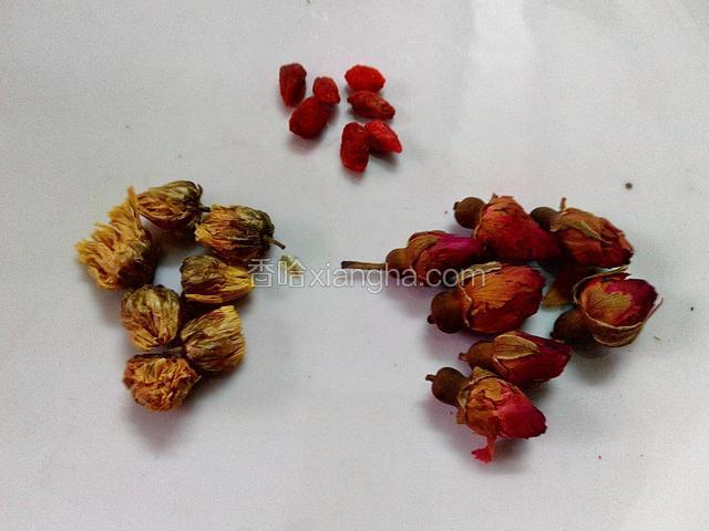 材料、菊花、玫瑰花、枸杞、（菊花、玫瑰花是自己晒的、自然干燥法、颜值差点啦！）