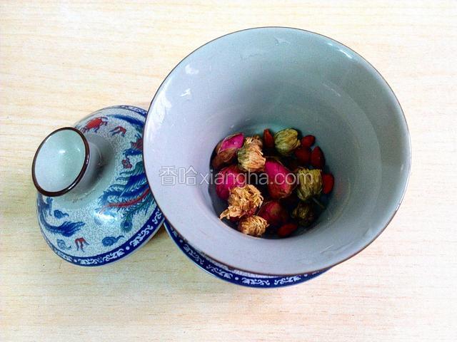把所有材料放入杯中