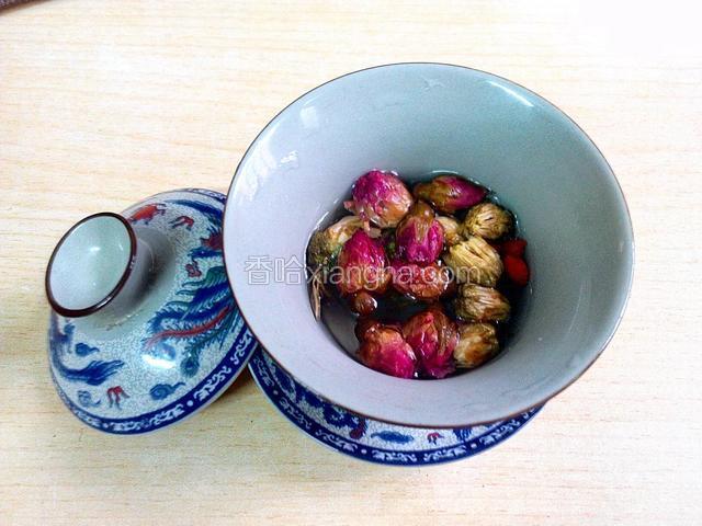 加入热水、盖上杯盖轻轻摇一摇、倒掉（洗茶）（我用矿泉水煮沸腾后、凉到九十度左右冲泡的）