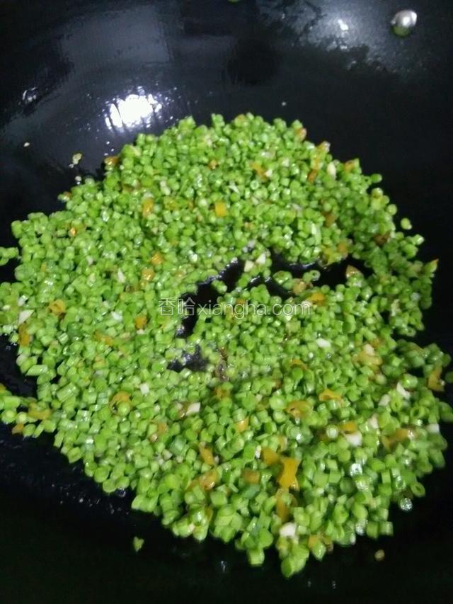 放入长豆角翻炒约半分钟，放入盐炒匀