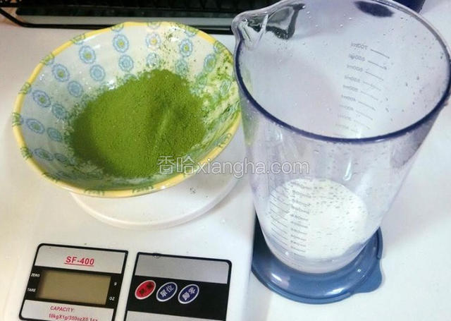 先取10g抹茶粉和50ml牛奶,把牛奶加热