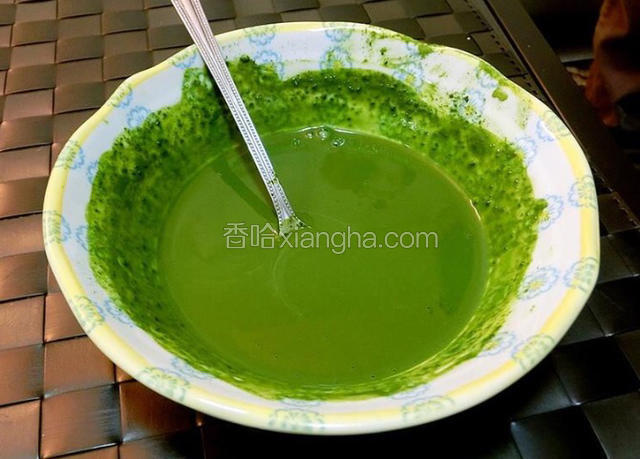抹茶粉过筛后加入热牛奶中搅拌至无颗粒