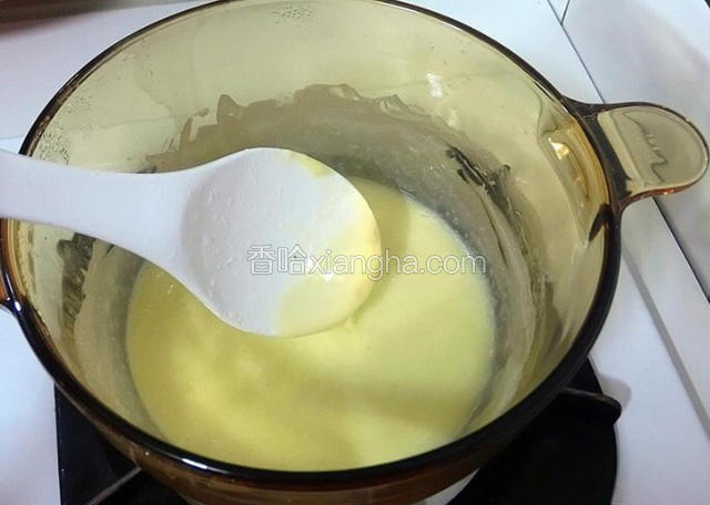 倒入锅中小火加热一直搅拌成类似炼乳的浓稠度