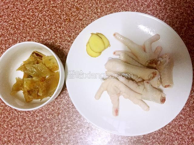 花胶切成小片洗净，姜切片，鸡脚去掉指甲后斩成两段洗净备用