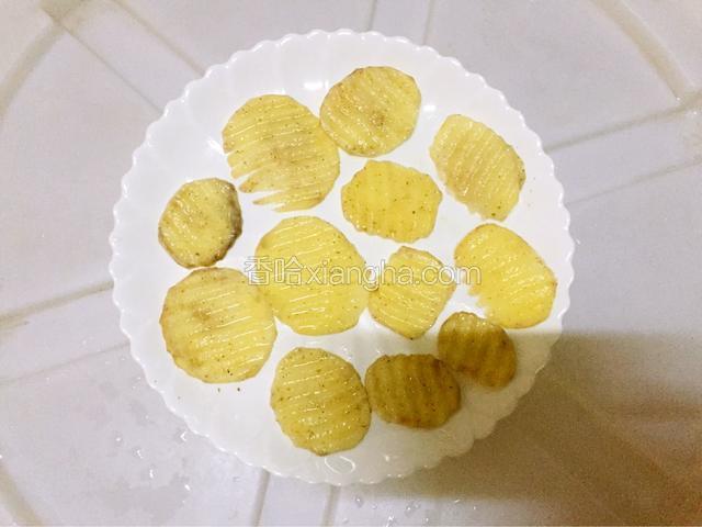 把土豆片摆放在盘子上