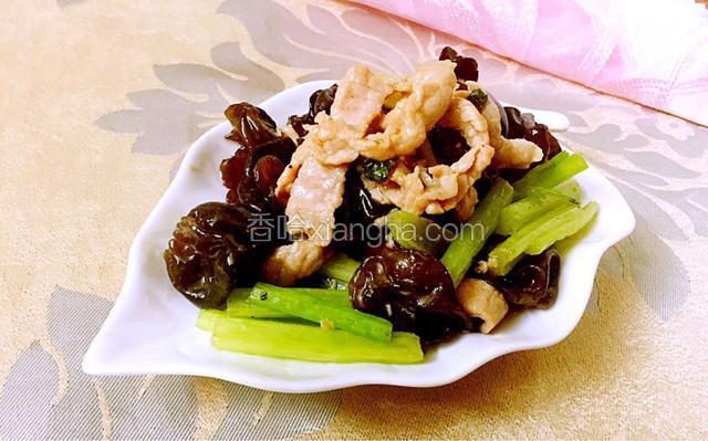 芹菜木耳炒肉