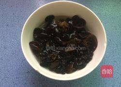 芹菜木耳炒肉的做法图解1
