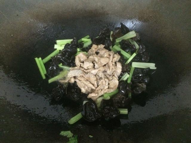 然后倒入肉片翻炒均匀。