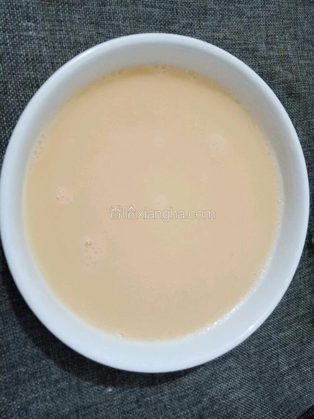 加适量清水倒入大点的深盘中。