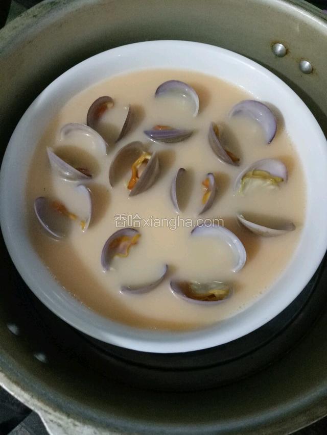 放入锅中蒸十二分钟。