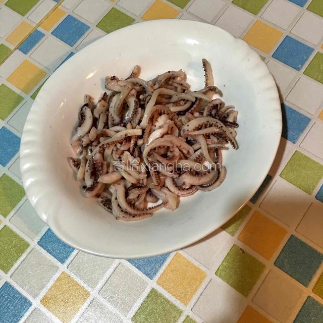 鱿鱼洗净绰水后备用