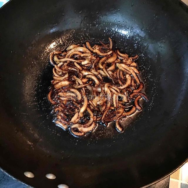 加适量盐、生抽快速翻炒均匀
